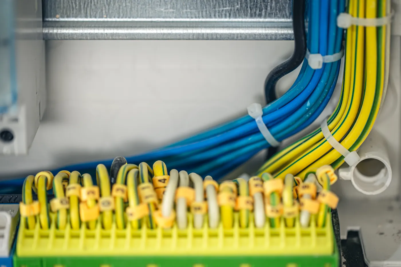 Técnico instalando cableado estructurado en rack de datos empresarial